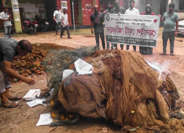 তীরনই নদীর প্রাণ বাঁচাতে ভোর ৪টায় অতর্কিত অভিযান, আগুনে পুড়ে ছাই হলো অবৈধ সব জাল