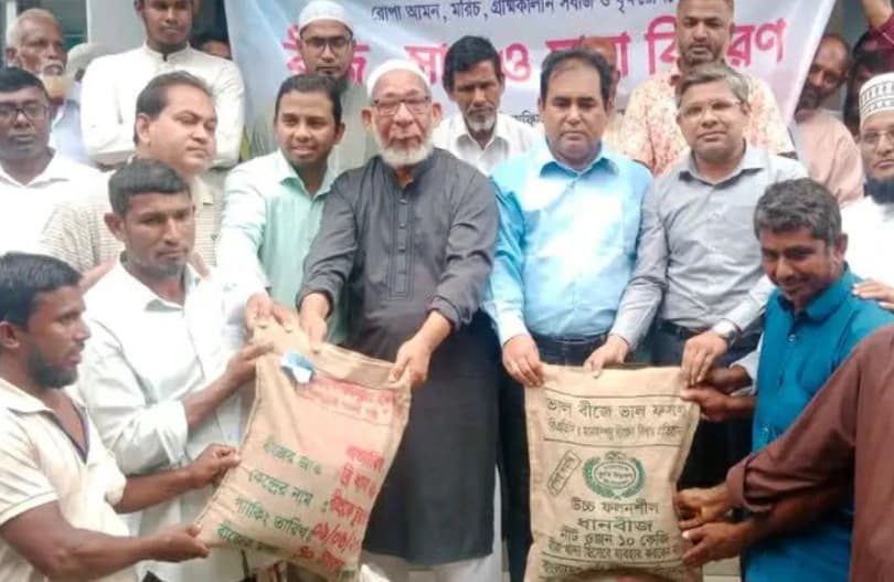 ডিমলায় কৃষকদের মাঝে অসময়ে ধানের বীজ বিতরণ