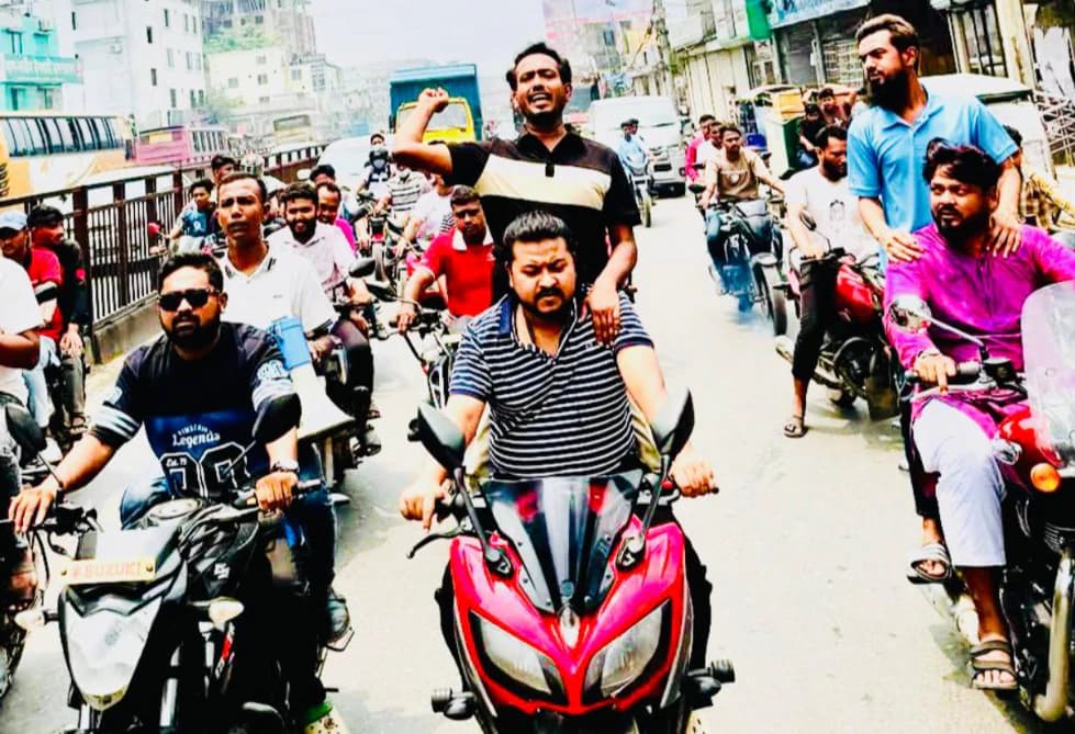 টঙ্গীতে আওয়ামীলীগের সহিংসতার প্রতিবাদে স্বেচ্ছাসেবক দলের বিক্ষোভ মিছিল