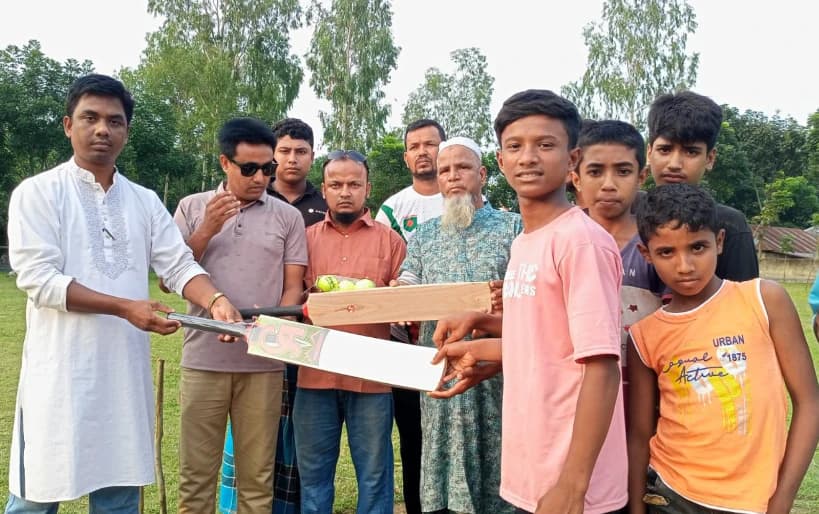 যুব সমাজকে মাদক ও জুয়া-ক্যাসিনো থেকে দূরে রাখতে ক্রীড়া সামগ্রী বিতরণ