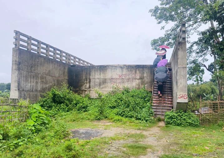 সংযোগ সড়ক নেই বলে অকেজো কোটি টাকার সেতু, সরকারি অর্থের অপচয় নিয়ে ক্ষুব্ধ এলাকাবাসী