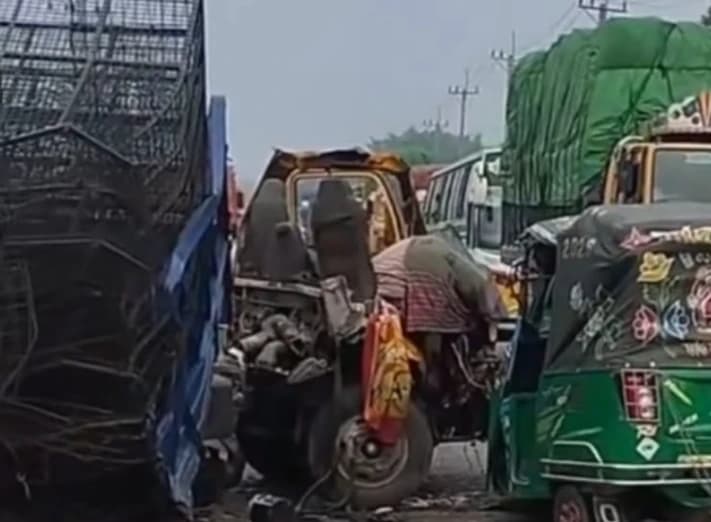 শায়েস্তাগঞ্জে ট্রাক–পিকআপ–সিএনজি সংঘর্ষে চালক নিহত, আহত ২