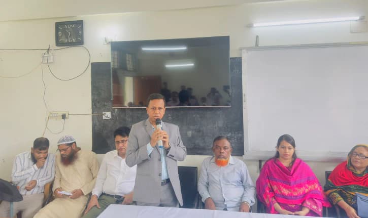 মাদারীপুরের দুই বিদ্যালয়ে বিক্রেতাবিহীন ‘সততা স্টোর’ উদ্বোধন