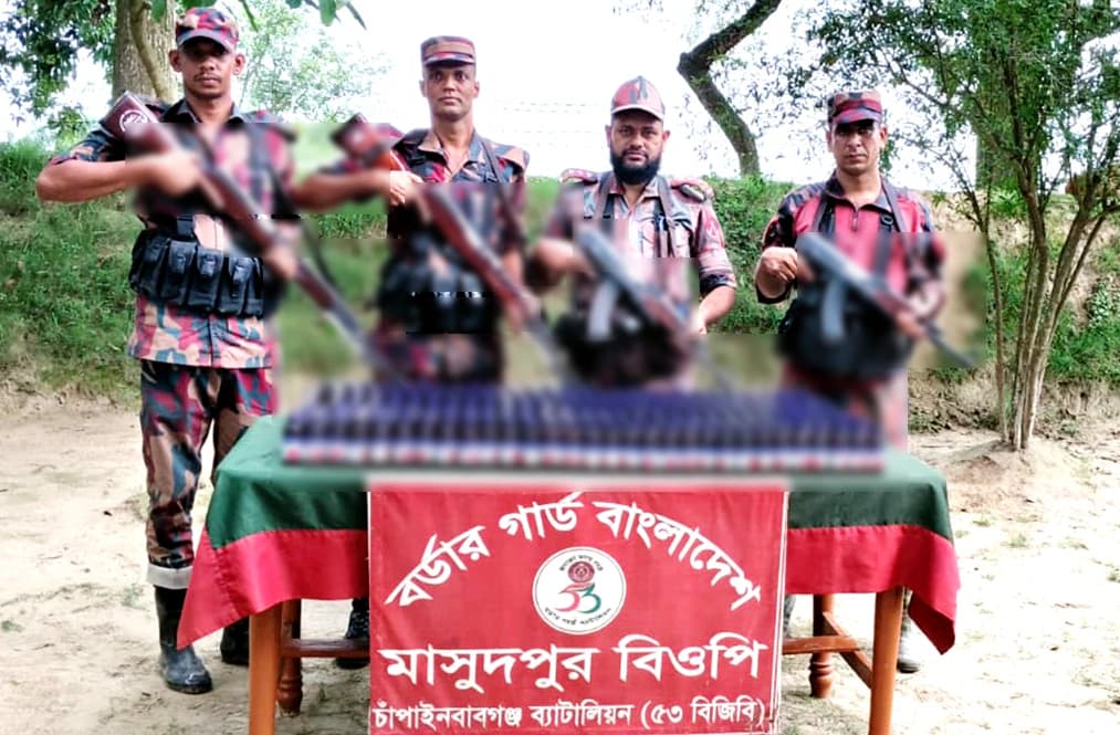 চাঁপাইনবাবগঞ্জে ৫৩ বিজিবির অভিযানে বিপুল পরিমান ভারতীয় মাদক জব্দ