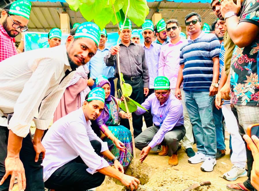 পরিবেশ রক্ষায় টঙ্গী সরকারি কলেজে ছাত্রদলের বৃক্ষরোপণ কর্মসূচি, অংশ নিলেন অধ্যক্ষ
