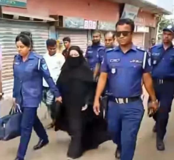 ঘর ভাঙা প্রেমের ভয়াবহ পরিণতি: স্বামীকে ঘুমের ওষুধ খাইয়ে নৃশংসভাবে হত্যার দায়ে স্ত্রী গ্রেপ্তার