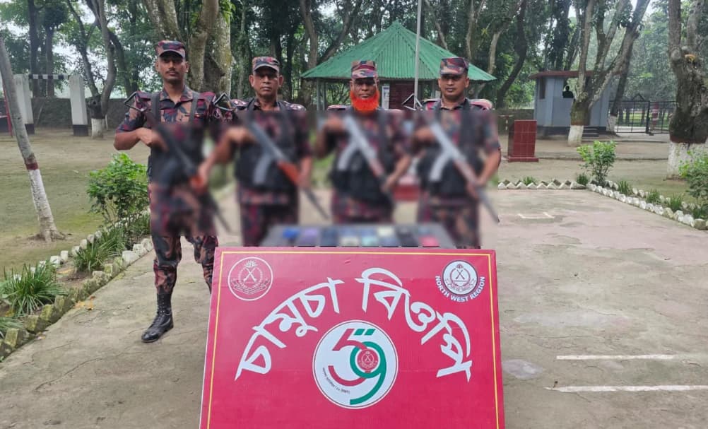 ভোলাহাটে বিজিবির অভিযানে ১৬টি ভারতীয় চোরাই মোবাইল জব্দ
