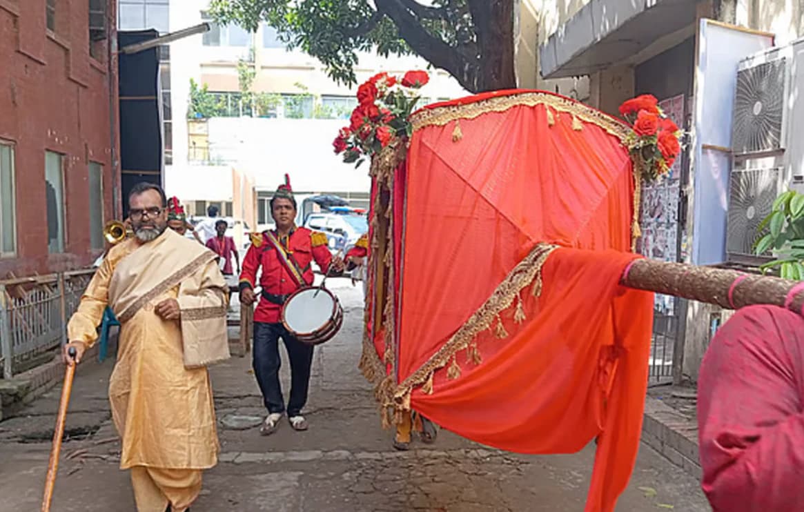ভোট নয় যেন উৎসব! পালকি আর ব্যান্ড পার্টি নিয়ে এফডিসিতে শম্ভু সরকারের রাজকীয় প্রবেশ