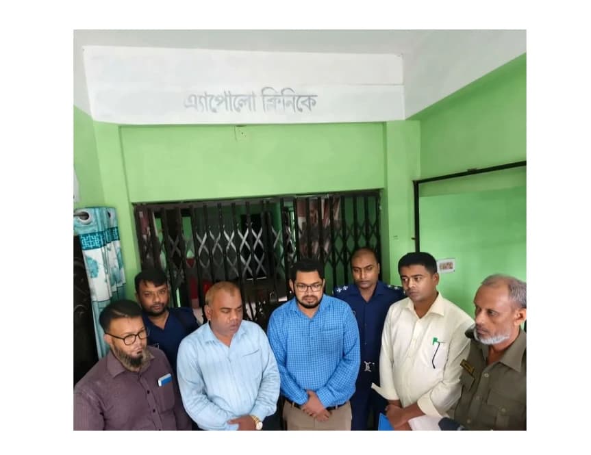 "চুয়াডাঙ্গায় প্রশাসনের অভিযান: টের পেয়েই তালা দিয়ে পালিয়ে গেলেন 'ভুয়া সনোলজিস্ট' আক্তারুজ্জামান।"