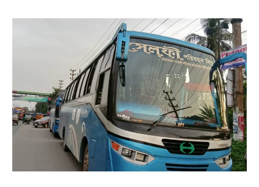 চলন্ত বাস থেকে ধাক্কা দিয়ে ফেলে দেওয়া হলো জাবি শিক্ষার্থীকে, অল্পের জন্য রক্ষা পেলেন অরিন