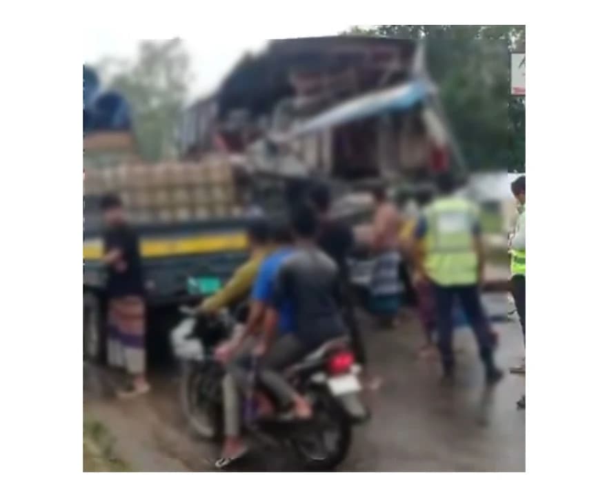 বাহুবলে দুই যাত্রীবাহী বাসের মুখোমুখি সংঘর্ষ, চালক নিহত আহত অন্তত ৫০ 