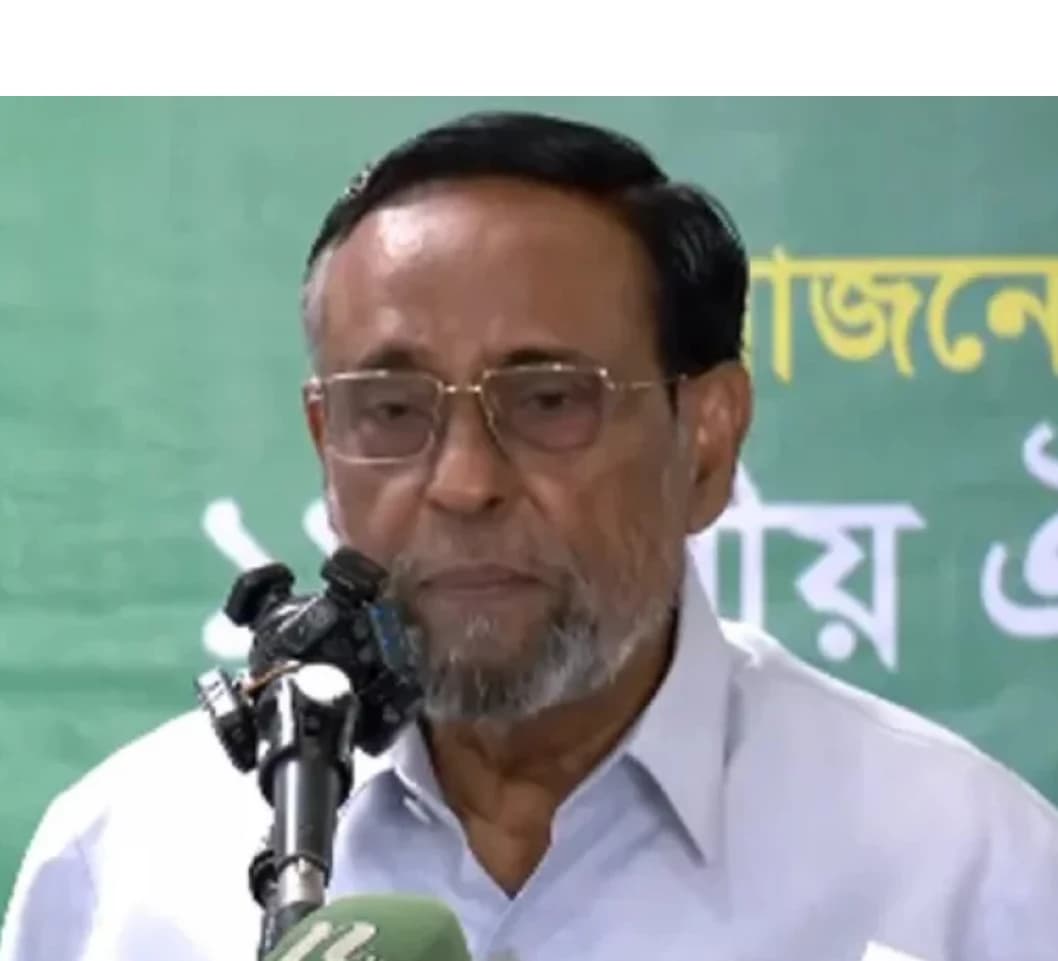প্রধানমন্ত্রীকে ঢাকার বাইরে না যাওয়ার পরামর্শ অলি আহমেদের, পাশে থাকা ব্যক্তিদের নিয়ে বড় সতর্কবার্তা