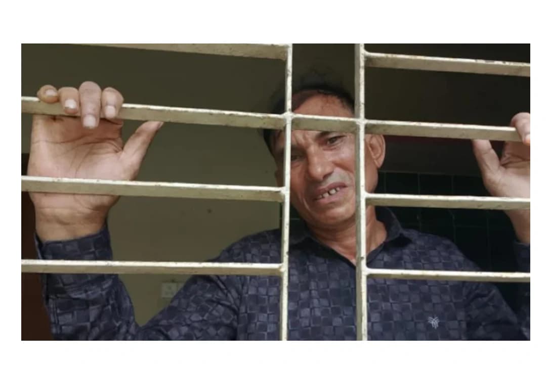ফ্যামিলি কার্ডের প্রলোভন দেখিয়ে টাকা হাতানোর সময় ওয়াকিটকিসহ গ্রেপ্তার প্রতারক