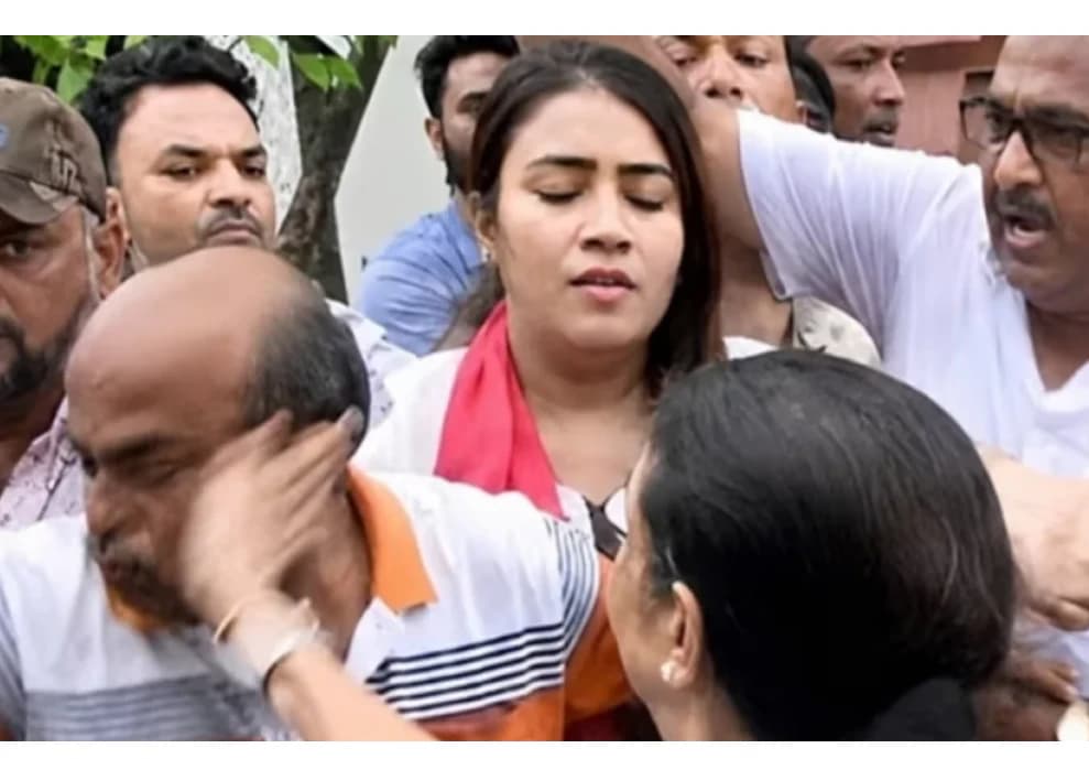 দলীয় কর্মীদের ভিড়ে চরম উত্তেজনা, ক্ষুব্ধ মমতার হাতে চড় খেলেন তৃণমূল কর্মী
