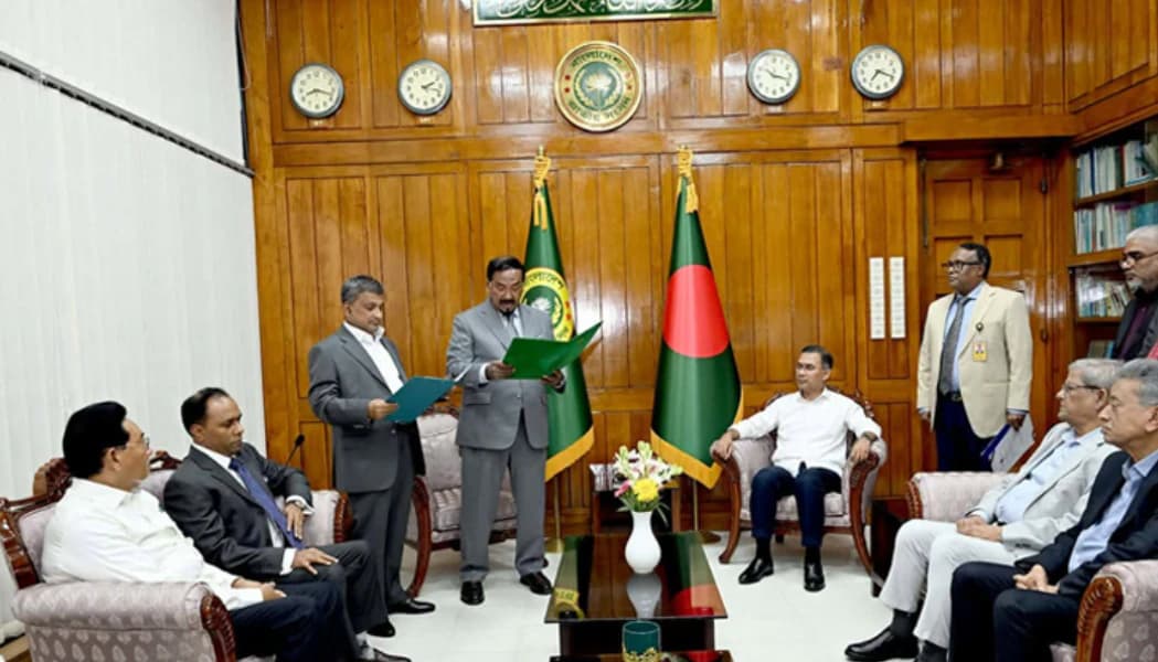 বাধা পেরিয়ে অবশেষে শপথ নিলেন সরোয়ার আলমগীর, পাশে ছিলেন প্রধানমন্ত্রী তারেক রহমান