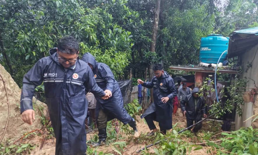 দুর্যোগে মানুষের পাশে মহেশখালী উপজেলা প্রশাসন, ক্ষতিগ্রস্তদের মাঝে সহায়তা ও চিকিৎসাসেবা অব্যাহত