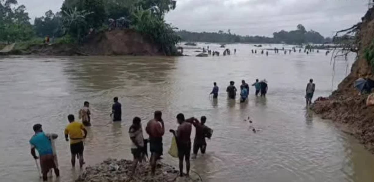 খোয়াইয়ের বাঁধ ভেঙে হবিগঞ্জে বন্যা প্লাবিত অন্তত ২০ গ্রাম, কয়েক হাজার মানুষ পানিবন্দি; নদীভাঙনে ঝুঁকিতে শহর রক্ষা বাঁধ 