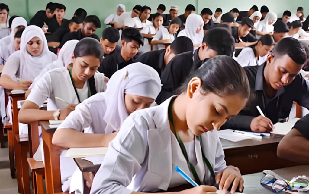 বন্যায় বিপর্যস্ত জীবন, এবার পরীক্ষার অনিশ্চয়তা: চট্টগ্রামে আবারও স্থগিত এইচএসসি পরীক্ষা