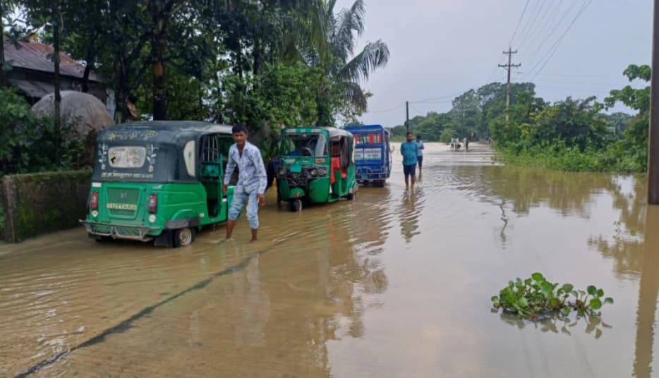 সুরমার পানি বাড়ছে, জলাবদ্ধতা রুখতে সব ছুটি বাতিল করল সুনামগঞ্জ পৌরসভা