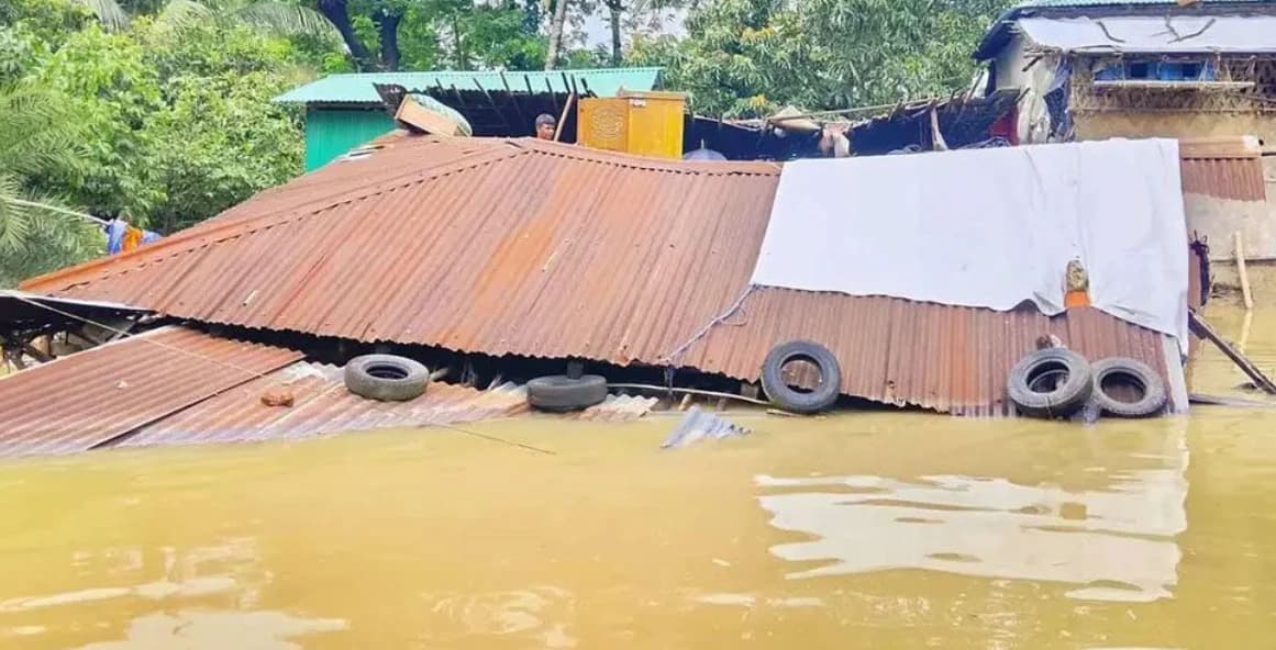বন্যা ও পাহাড়ধসে ৪৪ জনের মৃত্যু: স্বজনহারা মানুষের আহাজারিতে ভারি সাত জেলার আকাশ