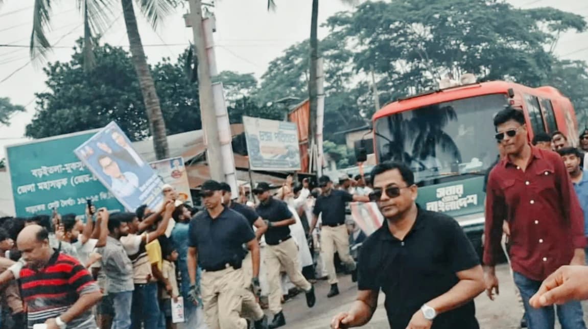 বরইতলায় নেতাকর্মীদের ভিড়, হঠাৎ গাড়ি থামিয়ে এমপি সেলিমুজ্জামানকে পাশে বসালেন তারেক রহমান