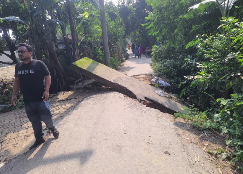 টানা বৃষ্টিতে তাজপুর ইউনিয়নের কালভার্ট সংলগ্ন সড়ক ধসে যোগাযোগ বিচ্ছিন্ন, দুর্ভোগে প্রায় ১৫ হাজার মানুষ