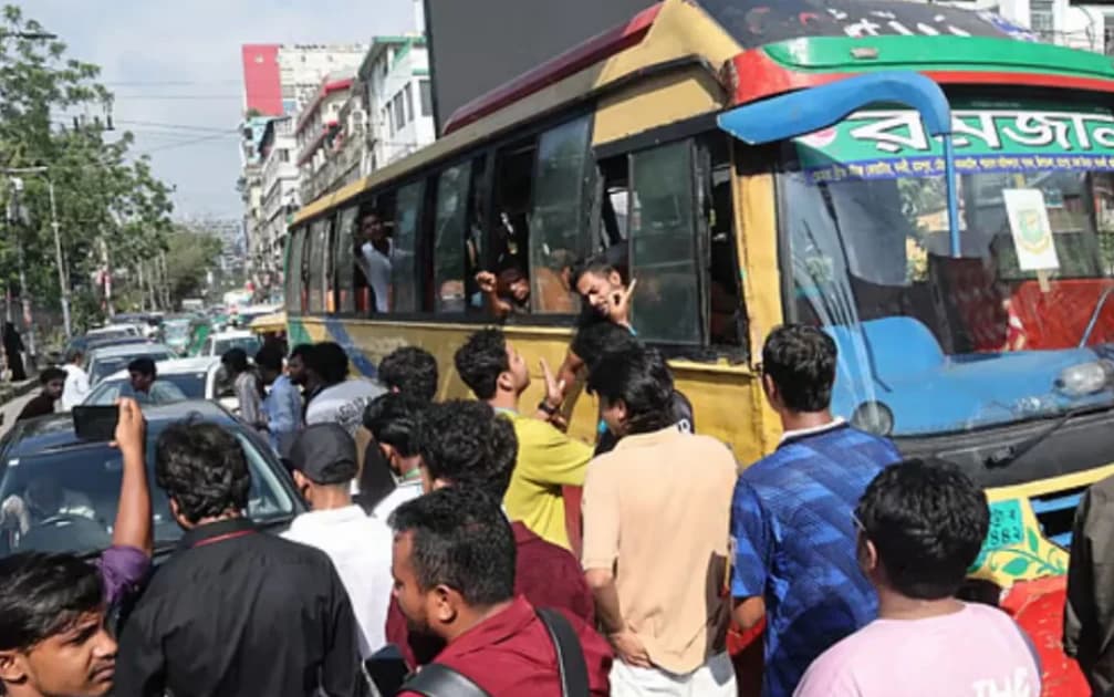 সায়েন্সল্যাব ছেড়ে এবার সংসদ অভিমুখে শিক্ষার্থীরা, দাবি শিক্ষামন্ত্রীর পদত্যাগ ও পরীক্ষা স্থগিত