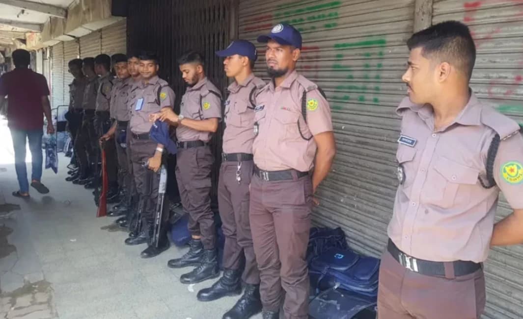 শিক্ষার্থীদের লংমার্চের ডাক, সায়েন্সল্যাব এলাকায় ব্যাপক পুলিশ মোতায়েন ও নিরাপত্তা জোরদার