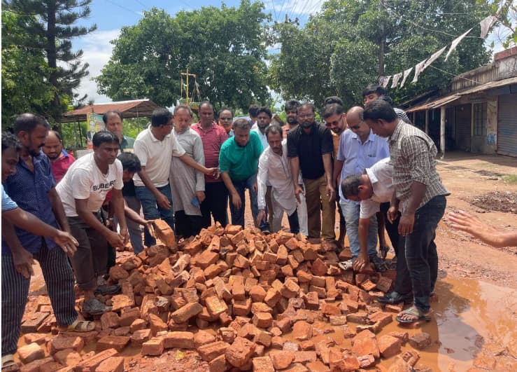 জনগণের দুর্ভোগ লাঘবে স্বেচ্ছায় সড়ক সংস্কার করল ডুমুরিয়া ইটভাটা মালিক সমিতি