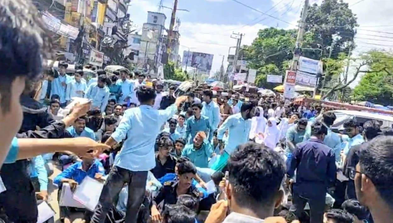 শিক্ষামন্ত্রীর পদত্যাগ দাবিতে ফেনীতে এইচএসসি পরীক্ষার্থীদের সড়ক অবরোধ, উত্তাল শহরের রাজপথ