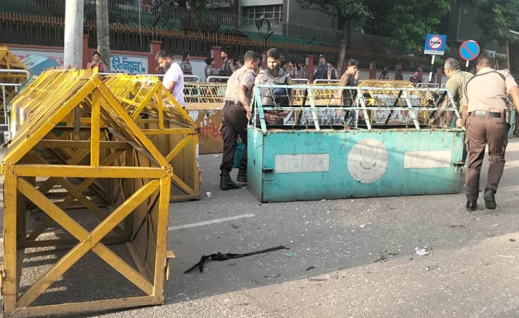 শিক্ষামন্ত্রীর পদত্যাগের দাবিতে আন্দোলন: সড়ক ছাড়লেও দাবি বহাল রাখলেন শিক্ষার্থীরা