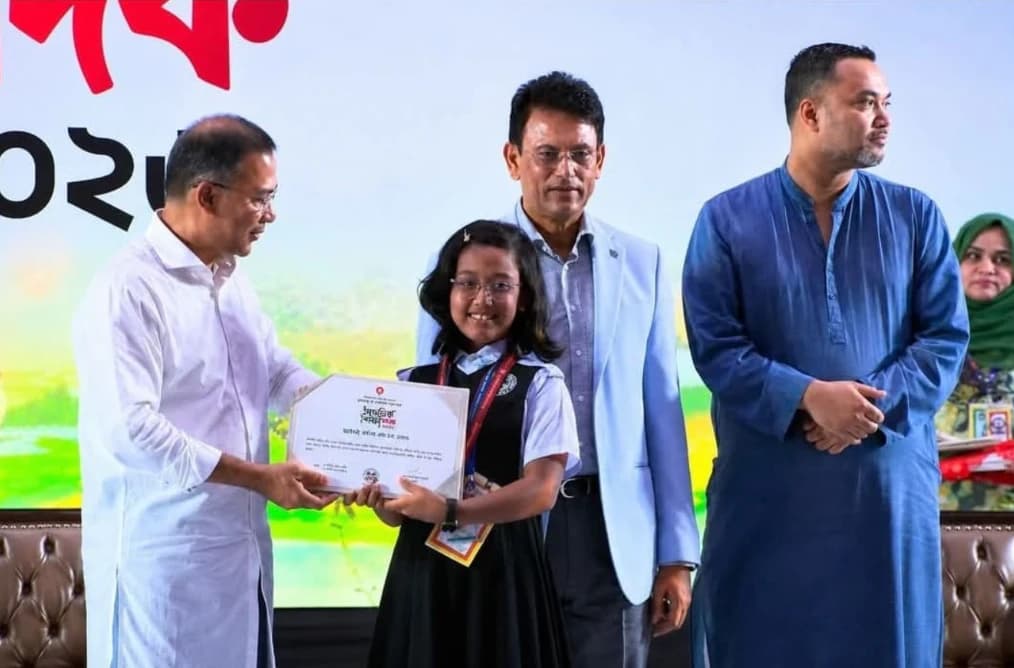 প্রধানমন্ত্রীর হাত থেকে পদক নিলো নবাবগঞ্জ মডেল সরকারি প্রাথমিক বিদ্যালয়ের আইমান কানিতা