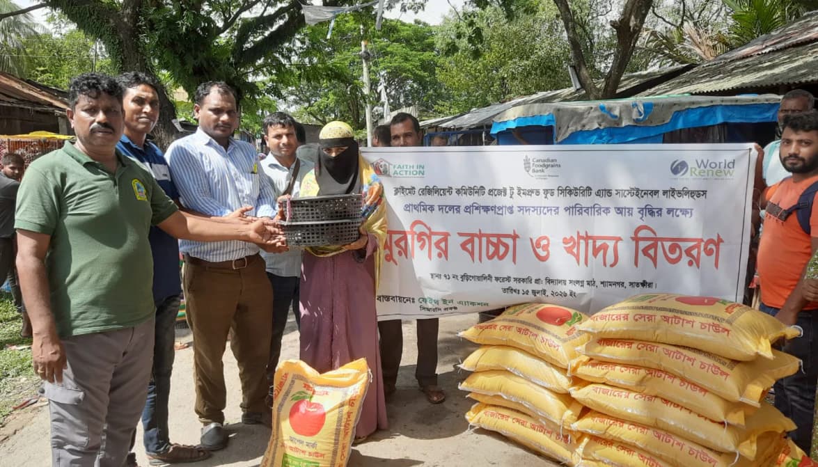 শ্যামনগরে পরিবারে আয় বৃদ্ধির লক্ষ্যে ৭২ জনকে ১৮০০ মুরগির বাচ্চা বিতরণ পরিতোষ কুমার বৈদ্য