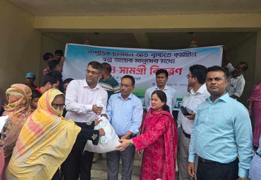 অতিবৃষ্টিতে ক্ষতিগ্রস্ত কর্মহীন মানুষের পাশে কক্সবাজার জেলা পরিষদ, রামু ও উখিয়ায় খাদ্যসামগ্রী বিতরণ
