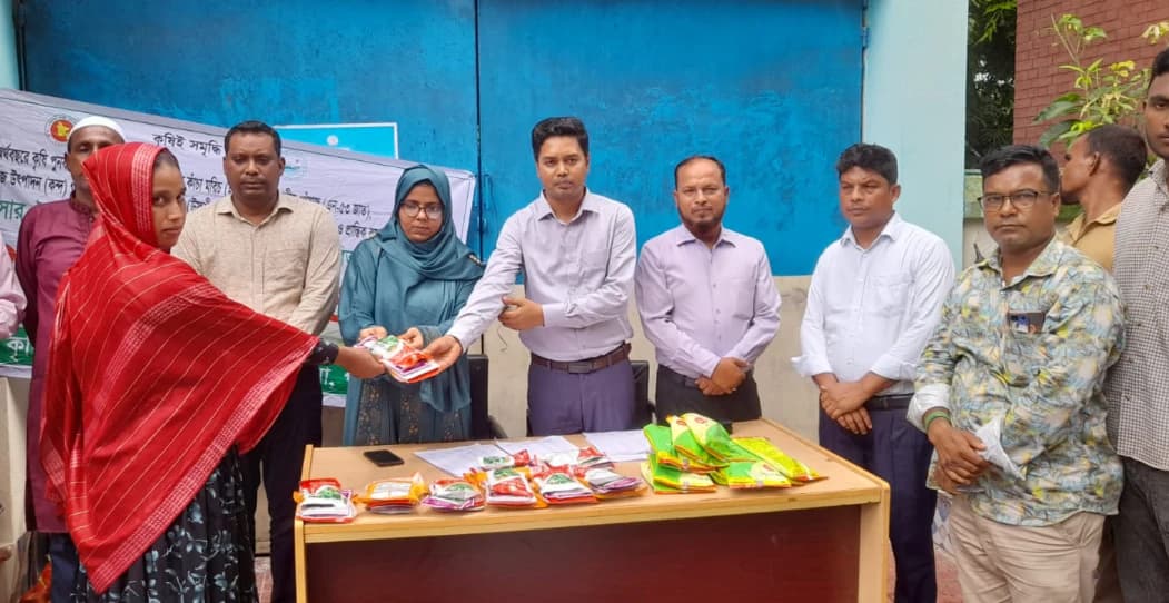 তেঁতুলিয়ায় প্রান্তিক কৃষকদের মাঝে মরিচ ও সবজির বীজ ও সার বিতরণ 