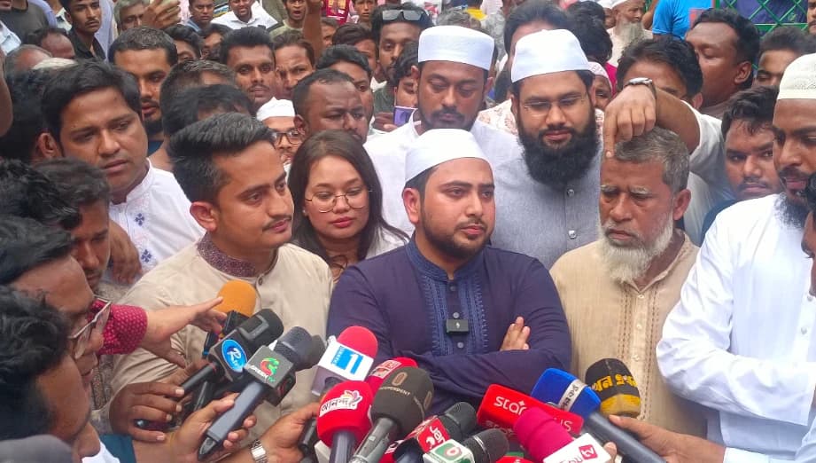 আবু সাঈদের কবরে দাঁড়িয়ে নাহিদ ইসলামের হুঙ্কার: জনগণের সঙ্গে বিশ্বাসঘাতকতা করেছে সরকার
