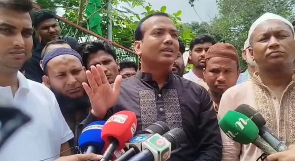 আবু সাঈদের কবরের পাশে দাঁড়িয়ে কঠিন শপথ ছাত্রদল সভাপতির, বললেন ‘রক্তের সাথে প্রতারণা করা হবে না’