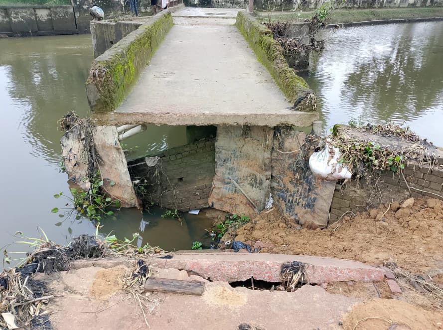 বাঘাইছড়িতে সেতু ধসে যোগাযোগ বিচ্ছিন্ন, চরম দুর্ভোগে শিক্ষার্থী ও স্থানীয়রা