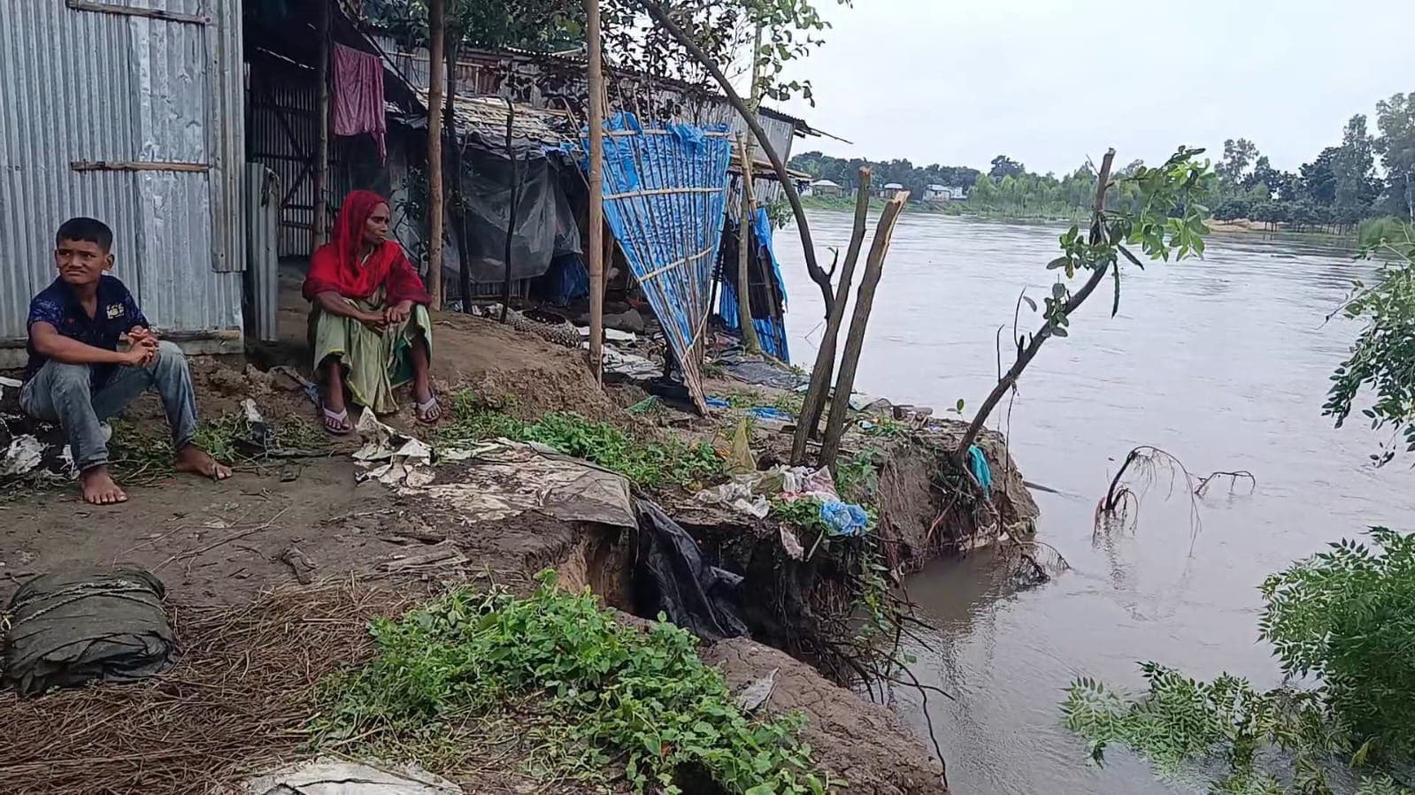 টানা বৃষ্টিতে ঠাকুরগাঁওয়ে নদীভাঙনে সর্বস্ব হারানোর শঙ্কায় দিন কাটছে নদীপাড়ের বাসিন্দাদের
