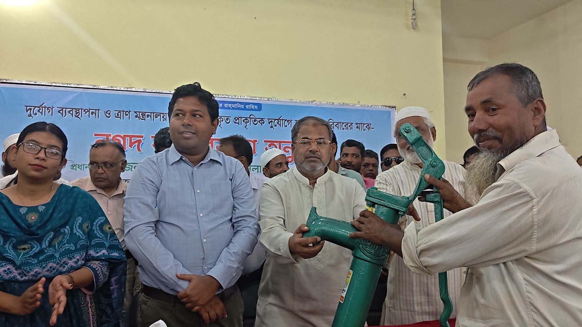 সিংড়ায় দরিদ্র পরিবারের মুখে হাসি   ২৫টি সেলাই মেশিন, ২২টি তারা টু নলকূপ ও ৭ লাখ টাকার চেক বিতরণ