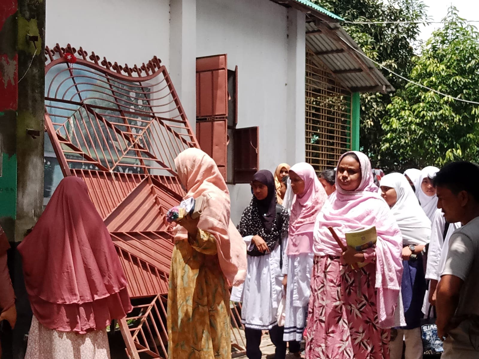 স্কুল গেটের নিচে চাপা পড়ে দুই ছাত্রীর আর্তনাদ, আতঙ্কিত অভিভাবকরা ক্ষোভে ফুঁসছেন