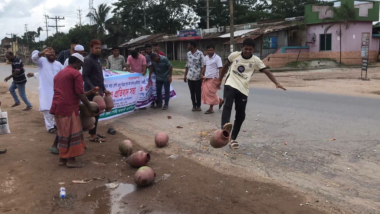 লোকসানের যন্ত্রণায় সড়কে ডিম ভাঙলেন খামারিরা, পোল্ট্রি খামার বাঁচাতে নরসিংদীতে তীব্র আর্তনাদ