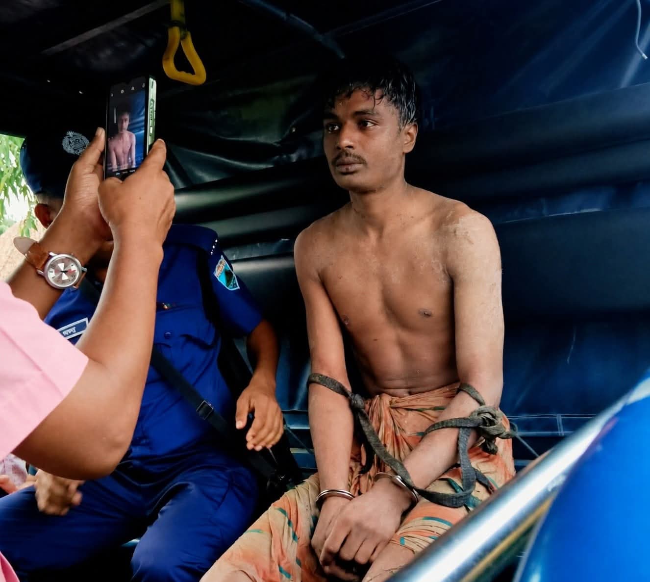 সাত মাসের অন্তঃসত্ত্বা স্ত্রীকে কুপিয়ে খুন স্বামীর, অনাথ হলো চার বছরের ছোট্ট সন্তান
