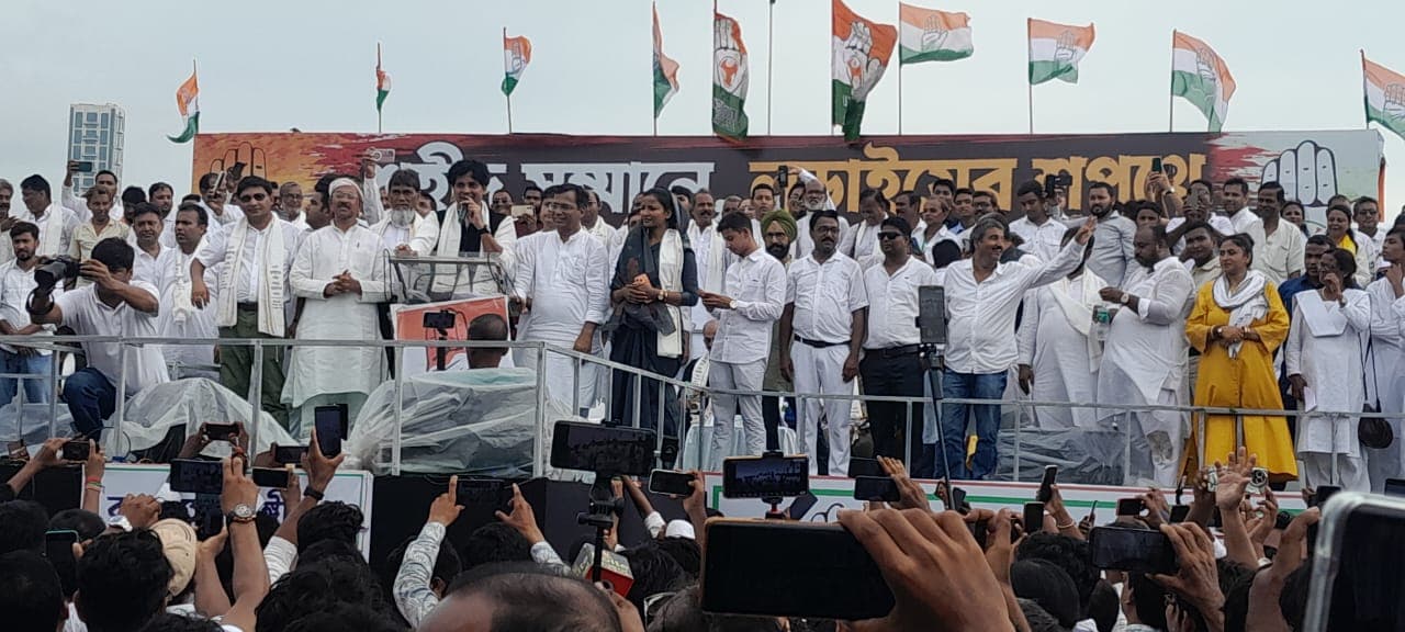 কাদা-জলে ভেজা শরীর, চোখে লড়াইয়ের জেদ; একুশে জুলাইয়ের শহীদদের স্মরণে উত্তাল ধর্মতলা