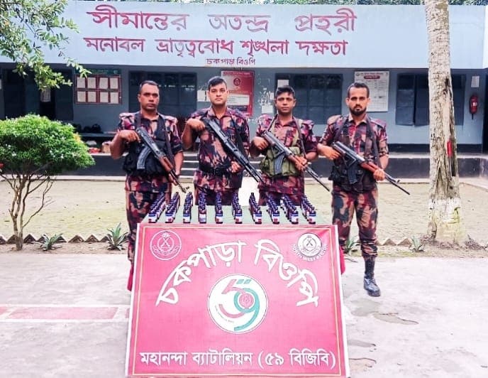 শিবগঞ্জে বিজিবির বিশেষ অভিযানে জব্দ ৯৭ বোতল ভারতীয় নেশাজাতীয় এসকাফ সিরাপ