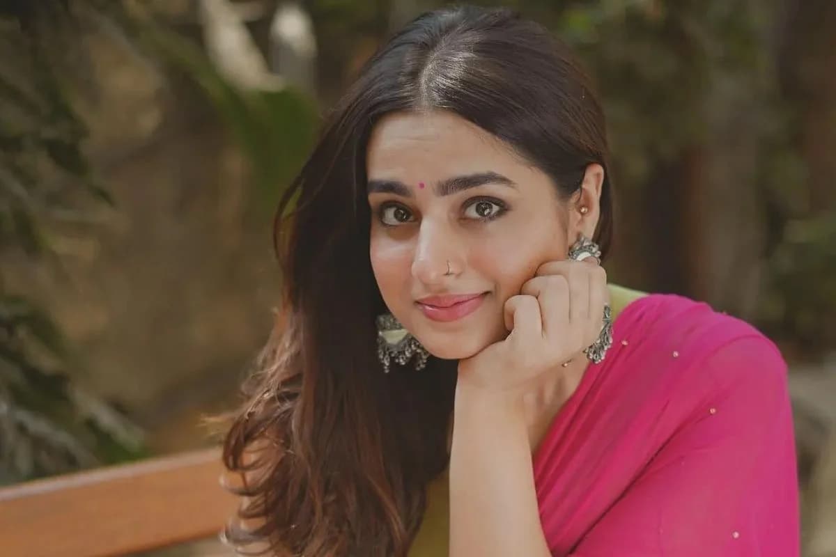 শিক্ষার্থীদের সমর্থনে রাজপথে, মুম্বাই পুলিশের হাতে আটক হয়ে মুক্তি পেলেন অভিনেত্রী আয়েশা খান