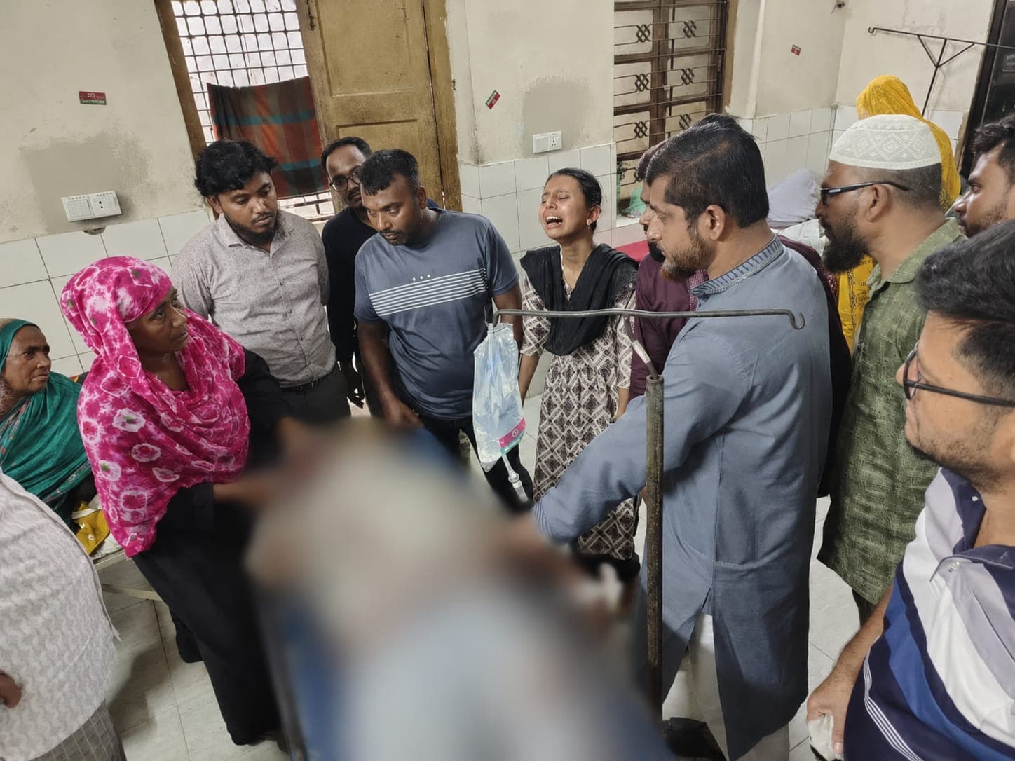 চুয়াডাঙ্গায় রক্তক্ষয়ী সড়ক দুর্ঘটনা মুমূর্ষু আহতদের বাঁচাতে হাসপাতালে ছুটে এলেন এমপি মাসুদ পারভেজ রাসেল