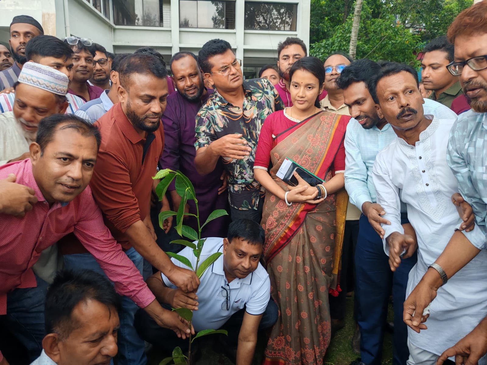 জলবায়ু মোকাবিলায় সবুজ বেষ্টনী: ডুমুরিয়ায় ২০ কোটি বৃক্ষরোপণ কর্মসূচির আওতায় চারা বিতরণ