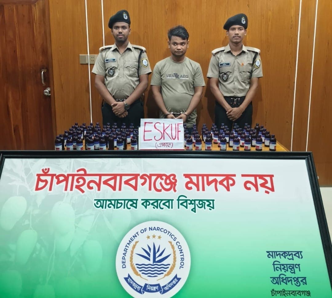  কুরিয়ারের আমের ক্যারেটে ১০০ বোতল মাদক উদ্ধার, গ্রেপ্তার ২০ বছরের যুবক