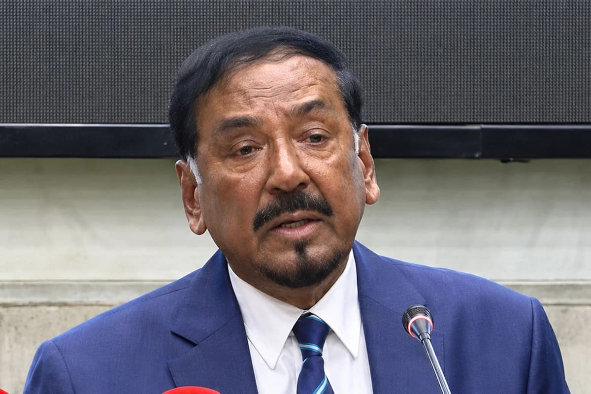 রাষ্ট্রপতির দায়িত্ব নিলেন হাফিজ উদ্দিন আহমদ, স্পিকার হলেন ব্যারিস্টার কায়সার কামাল